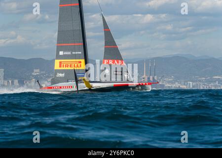 Am ersten Tag des Louis Vuitton America's Cup Finals zwischen dem britischen INEOS-Team und Luna Rossa, das entscheidet, wer im Finale gegen den Titelverteidiger Team New Zealand antritt. Empate entre el equipo INEOS británico y Luna Rossa en el primer día de las finales de la Copa América Louis Vuitton, que decidirá quién se enfrentará en la final al defensor del título, el Team Neuseeland. Auf dem Bild: Luna Rossa Prada Pirelli Team, ineos britannia News Sports -Barcelona, Spanien Donnerstag, 26. September 2024 (Foto: Eric Renom/LaPresse) Stockfoto