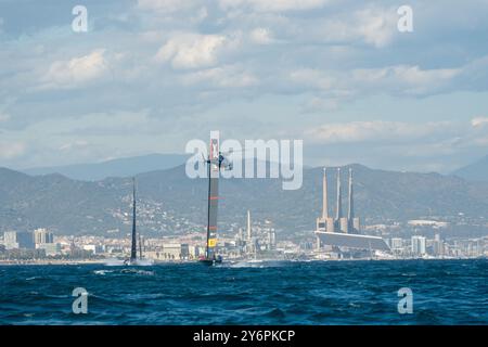 Am ersten Tag des Louis Vuitton America's Cup Finals zwischen dem britischen INEOS-Team und Luna Rossa, das entscheidet, wer im Finale gegen den Titelverteidiger Team New Zealand antritt. Empate entre el equipo INEOS británico y Luna Rossa en el primer día de las finales de la Copa América Louis Vuitton, que decidirá quién se enfrentará en la final al defensor del título, el Team Neuseeland. Auf dem Bild: Luna Rossa Prada Pirelli Team, ineos britannia News Sports -Barcelona, Spanien Donnerstag, 26. September 2024 (Foto: Eric Renom/LaPresse) Stockfoto