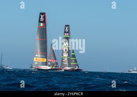 Am ersten Tag des Louis Vuitton America's Cup Finals zwischen dem britischen INEOS-Team und Luna Rossa, das entscheidet, wer im Finale gegen den Titelverteidiger Team New Zealand antritt. Empate entre el equipo INEOS británico y Luna Rossa en el primer día de las finales de la Copa América Louis Vuitton, que decidirá quién se enfrentará en la final al defensor del título, el Team Neuseeland. Auf dem Bild: Luna Rossa Prada Pirelli Team, ineos britannia News Sports -Barcelona, Spanien Donnerstag, 26. September 2024 (Foto: Eric Renom/LaPresse) Stockfoto