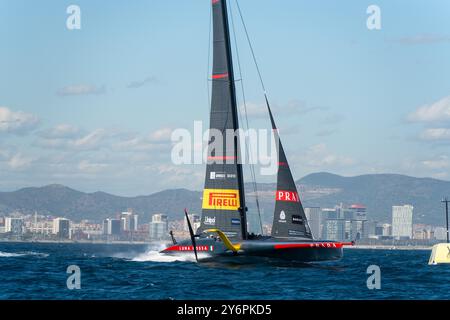 Am ersten Tag des Louis Vuitton America's Cup Finals zwischen dem britischen INEOS-Team und Luna Rossa, das entscheidet, wer im Finale gegen den Titelverteidiger Team New Zealand antritt. Empate entre el equipo INEOS británico y Luna Rossa en el primer día de las finales de la Copa América Louis Vuitton, que decidirá quién se enfrentará en la final al defensor del título, el Team Neuseeland. Auf dem Bild: Luna Rossa Prada Pirelli Team, ineos britannia News Sports -Barcelona, Spanien Donnerstag, 26. September 2024 (Foto: Eric Renom/LaPresse) Stockfoto