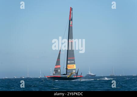 Am ersten Tag des Louis Vuitton America's Cup Finals zwischen dem britischen INEOS-Team und Luna Rossa, das entscheidet, wer im Finale gegen den Titelverteidiger Team New Zealand antritt. Empate entre el equipo INEOS británico y Luna Rossa en el primer día de las finales de la Copa América Louis Vuitton, que decidirá quién se enfrentará en la final al defensor del título, el Team Neuseeland. Auf dem Bild: Luna Rossa Prada Pirelli Team, ineos britannia News Sports -Barcelona, Spanien Donnerstag, 26. September 2024 (Foto: Eric Renom/LaPresse) Stockfoto