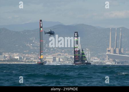 Am ersten Tag des Louis Vuitton America's Cup Finals zwischen dem britischen INEOS-Team und Luna Rossa, das entscheidet, wer im Finale gegen den Titelverteidiger Team New Zealand antritt. Empate entre el equipo INEOS británico y Luna Rossa en el primer día de las finales de la Copa América Louis Vuitton, que decidirá quién se enfrentará en la final al defensor del título, el Team Neuseeland. Auf dem Bild: Luna Rossa Prada Pirelli Team, ineos britannia News Sports -Barcelona, Spanien Donnerstag, 26. September 2024 (Foto: Eric Renom/LaPresse) Stockfoto