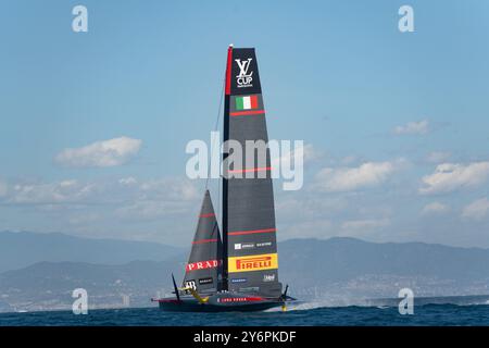 Am ersten Tag des Louis Vuitton America's Cup Finals zwischen dem britischen INEOS-Team und Luna Rossa, das entscheidet, wer im Finale gegen den Titelverteidiger Team New Zealand antritt. Empate entre el equipo INEOS británico y Luna Rossa en el primer día de las finales de la Copa América Louis Vuitton, que decidirá quién se enfrentará en la final al defensor del título, el Team Neuseeland. Auf dem Bild: Luna Rossa Prada Pirelli Team, ineos britannia News Sports -Barcelona, Spanien Donnerstag, 26. September 2024 (Foto: Eric Renom/LaPresse) Stockfoto