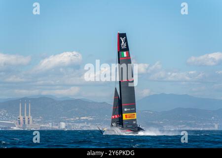 Am ersten Tag des Louis Vuitton America's Cup Finals zwischen dem britischen INEOS-Team und Luna Rossa, das entscheidet, wer im Finale gegen den Titelverteidiger Team New Zealand antritt. Empate entre el equipo INEOS británico y Luna Rossa en el primer día de las finales de la Copa América Louis Vuitton, que decidirá quién se enfrentará en la final al defensor del título, el Team Neuseeland. Auf dem Bild: Luna Rossa Prada Pirelli Team, ineos britannia News Sports -Barcelona, Spanien Donnerstag, 26. September 2024 (Foto: Eric Renom/LaPresse) Stockfoto