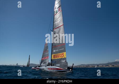 Am ersten Tag des Louis Vuitton America's Cup Finals zwischen dem britischen INEOS-Team und Luna Rossa, das entscheidet, wer im Finale gegen den Titelverteidiger Team New Zealand antritt. Empate entre el equipo INEOS británico y Luna Rossa en el primer día de las finales de la Copa América Louis Vuitton, que decidirá quién se enfrentará en la final al defensor del título, el Team Neuseeland. Auf dem Bild: Luna Rossa Prada Pirelli Team, ineos britannia News Sports -Barcelona, Spanien Donnerstag, 26. September 2024 (Foto: Eric Renom/LaPresse) Stockfoto