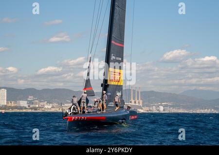 Am ersten Tag des Louis Vuitton America's Cup Finals zwischen dem britischen INEOS-Team und Luna Rossa, das entscheidet, wer im Finale gegen den Titelverteidiger Team New Zealand antritt. Empate entre el equipo INEOS británico y Luna Rossa en el primer día de las finales de la Copa América Louis Vuitton, que decidirá quién se enfrentará en la final al defensor del título, el Team Neuseeland. Auf dem Bild: Luna Rossa Prada Pirelli Team, ineos britannia News Sports -Barcelona, Spanien Donnerstag, 26. September 2024 (Foto: Eric Renom/LaPresse) Stockfoto