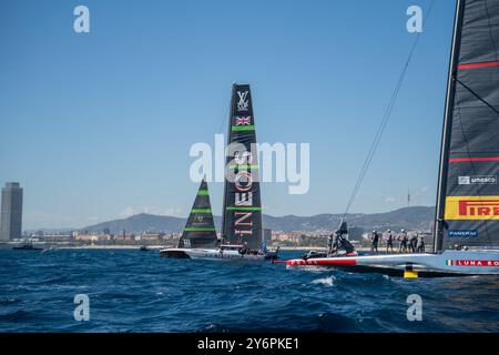 Am ersten Tag des Louis Vuitton America's Cup Finals zwischen dem britischen INEOS-Team und Luna Rossa, das entscheidet, wer im Finale gegen den Titelverteidiger Team New Zealand antritt. Empate entre el equipo INEOS británico y Luna Rossa en el primer día de las finales de la Copa América Louis Vuitton, que decidirá quién se enfrentará en la final al defensor del título, el Team Neuseeland. Auf dem Bild: Luna Rossa Prada Pirelli Team, ineos britannia News Sports -Barcelona, Spanien Donnerstag, 26. September 2024 (Foto: Eric Renom/LaPresse) Stockfoto