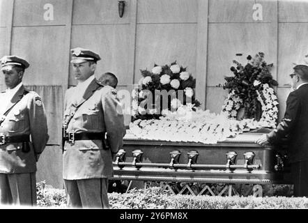 8. AUGUST 1962 BLUMEN BEDECKEN DEN SARG VON MARILYN MONROE WÄHREND IHRER BEERDIGUNG IN DER „KAPELLE DER PALMEN“ AUF DEM WESTWOOD VILLAGE CEMETERY. 23 FREUNDE UND FAMILIE NAHMEN AN DER ZEREMONIE TEIL, WESTWOOD, KALIFORNIEN, USA. Stockfoto