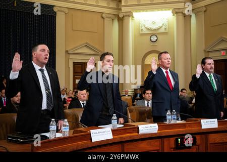 Washington, USA. September 2024. Von links nach rechts: Edward Lenz, Befehlshaber der Notdiensteinheit im Butler County; Drew Blasko, Polizeibehörde der Gemeinde Butler? Streifenpolizist, John Herold, Pennsylvania State Police? Lieutenant und Patrick Sullivan, ehemaliger Agent des US-Geheimdienstes, sind vereidigt, während einer Task Force über den versuchten Mord an Donald J. Trump auszusagen, als sie am Donnerstag, den 26. September, im US-Kapitol in Washington, DC, über die laufende Untersuchung hörten. 2024. (Graeme Sloan/SIPA USA) Credit: SIPA USA/Alamy Live News Stockfoto