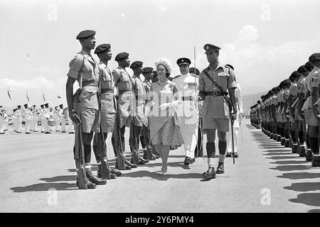 UNABHÄNGIGKEIT IN JAMAIKA PRINZESSIN MARGARET INSPIZIERT EHRENWACHE AM FLUGHAFEN IN KINGSTON; 5. AUGUST 1962 Stockfoto