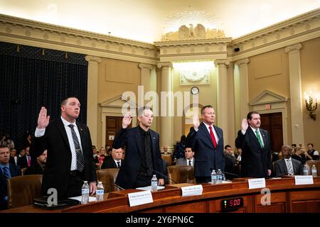 Washington, USA. September 2024. Von links nach rechts: Edward Lenz, Befehlshaber der Notdiensteinheit im Butler County; Drew Blasko, Polizeibehörde der Gemeinde Butler? Streifenpolizist, John Herold, Pennsylvania State Police? Lieutenant und Patrick Sullivan, ehemaliger Agent des US-Geheimdienstes, sind vereidigt, während einer Task Force über den versuchten Mord an Donald J. Trump auszusagen, als sie am Donnerstag, den 26. September, im US-Kapitol in Washington, DC, über die laufende Untersuchung hörten. 2024. (Graeme Sloan/SIPA USA) Credit: SIPA USA/Alamy Live News Stockfoto