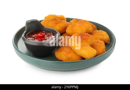 Teller mit heißer Chili-Sauce und Nuggets isoliert auf weiß Stockfoto