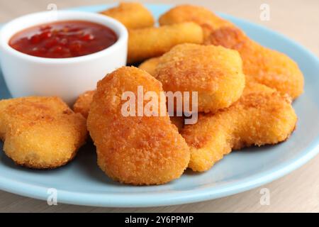 Leckere Chicken Nuggets mit Chili-Sauce auf dem Tisch, Nahaufnahme Stockfoto