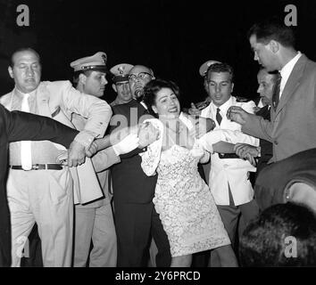 27. JULI 1962 DIE BALLERINA ALMA DEL RIO WIRD ZURÜCKGEHALTEN, NACHDEM SIE JAYNE MANSFIELD WÄHREND EINER FILMVERLEIHUNG IN FIUGGI, ITALIEN, IN EINEM ANFALL EIFERSÜCHTIGER WUT ANGEGRIFFEN HATTE. Stockfoto