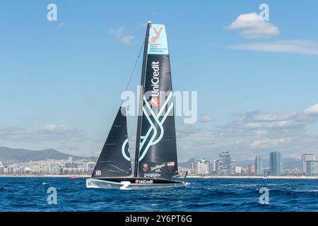 Barcelona, Spanien. September 2024. Die jungen Mitglieder des Teams Luna Rossa gewinnen den Jugendwettbewerb Unicredit Youth America's Cup. Los jóvenes del equipo Luna Rossa ganan la competición juvenil, llamada Unicredit Youth America's Cup. News Sports -Barcelona, Spanien Donnerstag, 26. September 2024 (Foto: Eric Renom/LaPresse) Credit: LaPresse/Alamy Live News Stockfoto