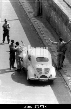 MENSCHEN EUROPÄER, DIE NACH ALGIER ZURÜCKKEHREN; 23. JULI 1962 Stockfoto