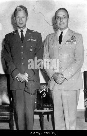 GENERAL LYMAN LEMNITZER L MIT GENERAL LAURIS NORSTAD IN PARIS / ; 23. JULI 1962 Stockfoto