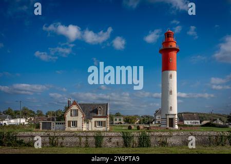 Cayeux-sur-Mer, Frankreich - 09 17 2024: Außenansicht des Leuchtturms von Cayeux und des Hausmeisters Stockfoto