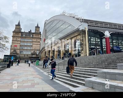 Liverpool, Großbritannien. September 2024. Passanten laufen entlang der Liverpool Lime Street Station. Quelle: Julia Kilian/dpa/Alamy Live News Stockfoto