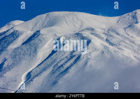 Schneebedeckter Vulkan Mount Yotei an einem klaren Wintertag (Niseko, Hokkaido) Stockfoto