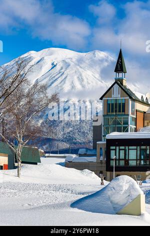 Vulkan Yotei in einem klaren blauen Himmel aus dem japanischen Skigebiet Niseko (Hokkaido) Stockfoto