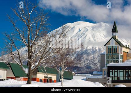 Der schneebedeckte Berg Yotei erhebt sich über dem japanischen Skigebiet Niseko in Hokkaido Stockfoto