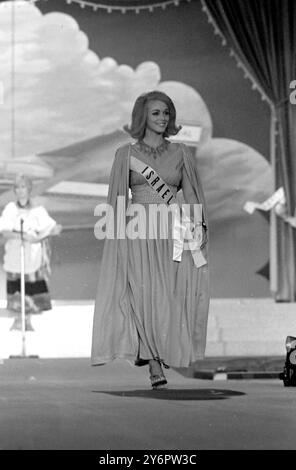 BEAUTY YEHUDIT MAZOR - MISS ISRAEL TRÄGT TRADITIONELLE BADEMÄNTEL ZUM BEGINN DES MISS-UNIVERSUM-WETTBEWERBS IN MIAMI BEACH FLORIDA USA; 17. JULI 1962 Stockfoto