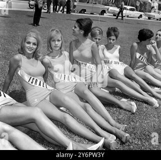 17. JULI 1962 MISS UNIVERSE CONTESTANTS TAKE IT EASY BEIM FINALE DES SCHÖNHEITSWETTBEWERBS IN MIAMI BEACH, FLORIDA, USA. Stockfoto