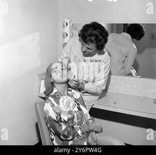 SCHÖNHEIT : MISS ISRAEL YEHUDIT MAZOR BEKOMMT VOR DEM MISS UNIVERSE 1962-WETTBEWERB IN MIAMI BEACH, FLORIDA, USA, AM 17. JULI 1962 EIN WENIG AUFMERKSAMKEIT AUF IHR AUGENSCHMINKEN Stockfoto