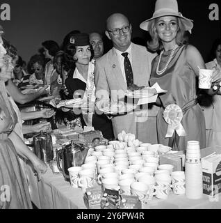 BEAUTY MISS ISRAEL Yehudit Mazor in der Mittagswarteschlange in der Convention Hall, Miama Beach, Florida vor dem Miss Universe 1962 Finale am 17. Juli 1962 Stockfoto