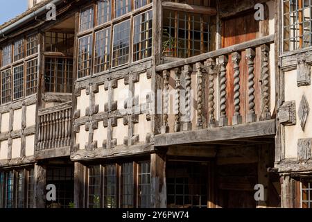 Elisabethanische Holzarbeiten an einem alten Gebäude in England. Ein altes hölzernes Anwesen. Stockfoto