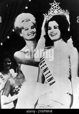 BEAUTY MISS UNIVERSE NORMA NOLAND GEKRÖNT - MISS ARGENTINA ; 15. JULI 1962 Stockfoto