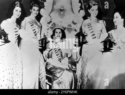 BEAUTY MISS UNIVERSE NORMA NOLAND GEKRÖNT - MISS ARGENTINA / ; 15. JULI 1962 Stockfoto