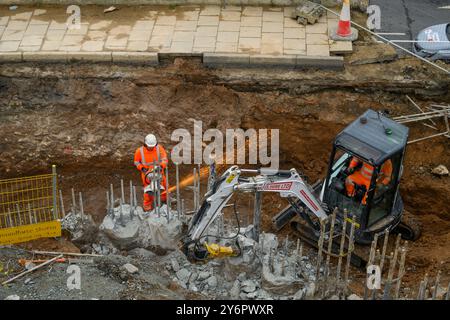 York Station Gateway Project (Straßenverbesserungen, Abbrucharbeiten, Männer arbeiten, Bodenarbeiten, Kreissägen fliegen Funken) - North Yorkshire, England Großbritannien. Stockfoto