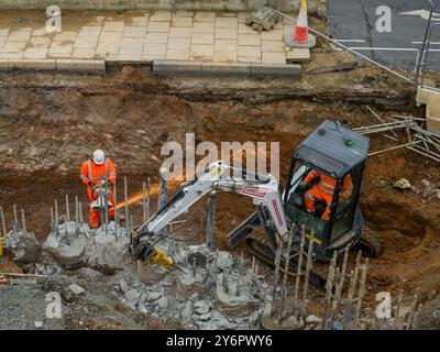 York Station Gateway Project (Straßenverbesserungen, Abbrucharbeiten, Männer arbeiten, Bodenarbeiten, Kreissägen fliegen Funken) - North Yorkshire, England Großbritannien. Stockfoto
