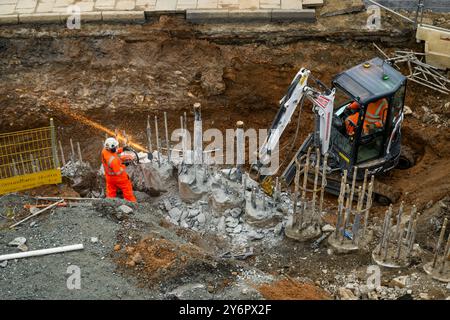 York Station Gateway Project (Straßenverbesserungen, Abbrucharbeiten, Männer arbeiten, Bodenarbeiten, Kreissägen fliegen Funken) - North Yorkshire, England Großbritannien. Stockfoto