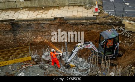 York Station Gateway Project (Straßenverbesserungen, Abbrucharbeiten, Männer arbeiten, Bodenarbeiten, Kreissägen fliegen Funken) - North Yorkshire, England Großbritannien. Stockfoto