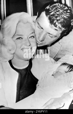 3. JULI 1962 DIANA DORS UND IHR EHEMANN DICKIE DAWSON STELLEN IHREN NEUGEBORENEN SOHN GARY VOR, ALS SIE DAS KRANKENHAUS CEDARS OF LIBANON IN HOLLYWOOD, KALIFORNIEN, USA, VERLASSEN. Stockfoto