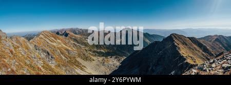 Pano-Luftaufnahme am frühen Morgen die westliche Tatra vom Berg Baníkov 2178 m mit dem Gipfel Bystra 2248 m. Slowakisch Eapublic. Stockfoto