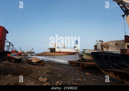 Im Industriegebiet Alang ist der Betrieb der Seeschifffahrt in vollem Gange. Dieses Werk ist für seine umfassende Beteiligung an t bekannt Stockfoto