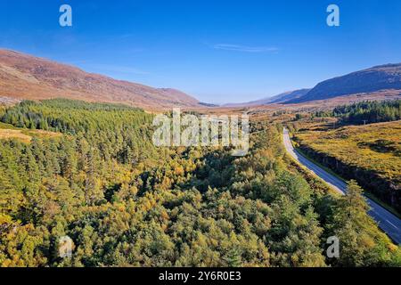 Corrieshalloch Gorge National Nature Reserve im Spätsommer von Bäumen gesäumte Schlucht mit Blick auf das Besucherzentrum Stockfoto