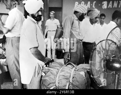 EINWANDERER INDIANER IM NEUEN FLUGHAFEN DEHLI SCHLAGEN EINWANDERUNGSRECHNUNG NACH ENGLAND; 19. JUNI 1962 Stockfoto