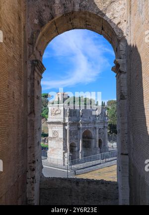 Blick auf den Konstantinsbogen von einem Bogen des Kolosseums in Rom, Italien. Stockfoto