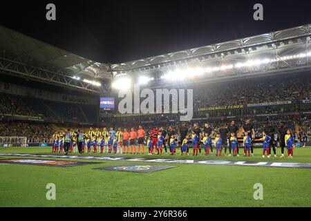 Istanbul, Türkei. September 2024. Die Spieler der Union wurden am Donnerstag, den 26. September 2024, am Eröffnungstag der Ligaperiode des UEFA Europa League-Turniers, in Istanbul, in der Türkei, zu Beginn eines Fußballspiels zwischen der türkischen Fenerbahce SK und der belgischen Royale Union Saint-Gilloise in Istanbul, dargestellt. BELGA PHOTO VIRGINIE LEFOUR Credit: Belga News Agency/Alamy Live News Stockfoto