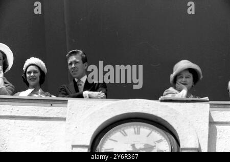 PRINZESSIN MARGARET ROSE, LORD SNOWDON UND KÖNIGIN MUTTER LIEGT HAND AUF EINEM KINN BEI EPSOM; 6. JUNI 1962 Stockfoto