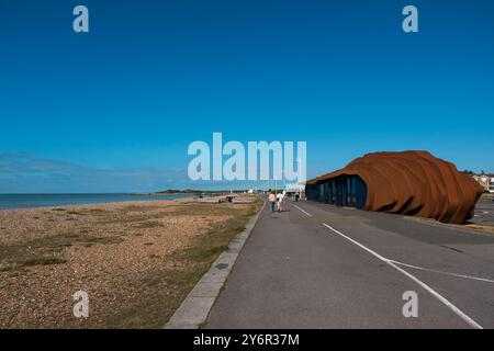 Das East Beach Cafe wurde 2005 von Thomas Heatherwick am Strand von Littlehampton, West Sussex, Großbritannien, entworfen Stockfoto