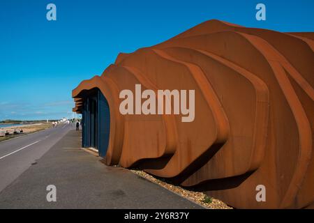 Das East Beach Cafe wurde 2005 von Thomas Heatherwick am Strand von Littlehampton, West Sussex, Großbritannien, entworfen Stockfoto