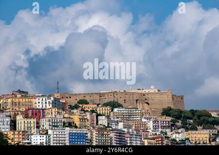 Schloss Sant'Elmo Neapel mit Gebäuden des Vomero-Viertels auf der Westseite Stockfoto