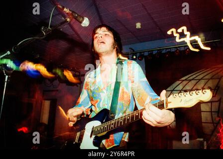 SUPERGRASS, FRÜHE TOURNEE, 1995: Gaz Coombes von Supergrass spielte an der Glamorgan University in Treforest, Wales, Großbritannien auf der ersten Headline-Tour der Band am 7. März 1995. Foto: Rob Watkins. INFO: Supergrass, eine britische Rockband, erzielte Mitte der 1990er Jahre mit ihrer ansteckenden Mischung aus Britpop und Punkeinflüssen Erfolg. Hits wie „Alright“ und Alben wie „I Should Coco“ festigten ihren Ruf für energiegeladene, eingängige Melodien und trugen zur pulsierenden Musikszene der damaligen Zeit bei. Stockfoto