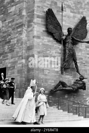 26. MAI 1962 KÖNIGIN ELISABETH II. UND BISCHOF VON COVENTRY, DR. CUTHBERT BARDSLEY, SPAZIERGANG DURCH JACOB EPSTEINS SCUPLTURE VON ST. MICAHEL UND DER TEUFEL NACH DER EINWEIHUNGSZEREMONIE DER NEUEN KATHEDRALE ST. MICHAEL, COVENTRY, WARWICKSHIRE, ENGLAND. Stockfoto